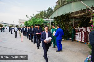 اهدای هدیه روز کارگر
